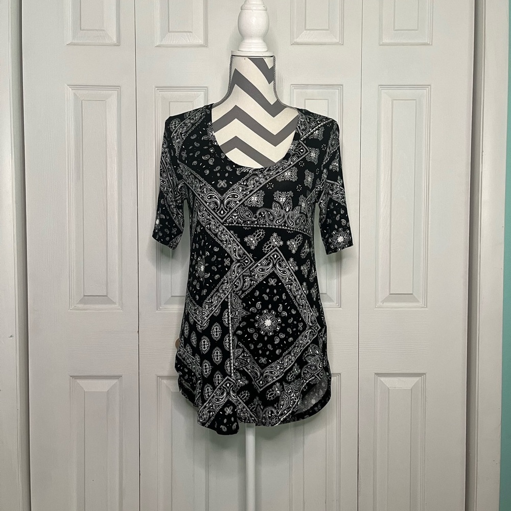 ❗️Closet Clear Out❗️Maurices 24/7 Black and White Top